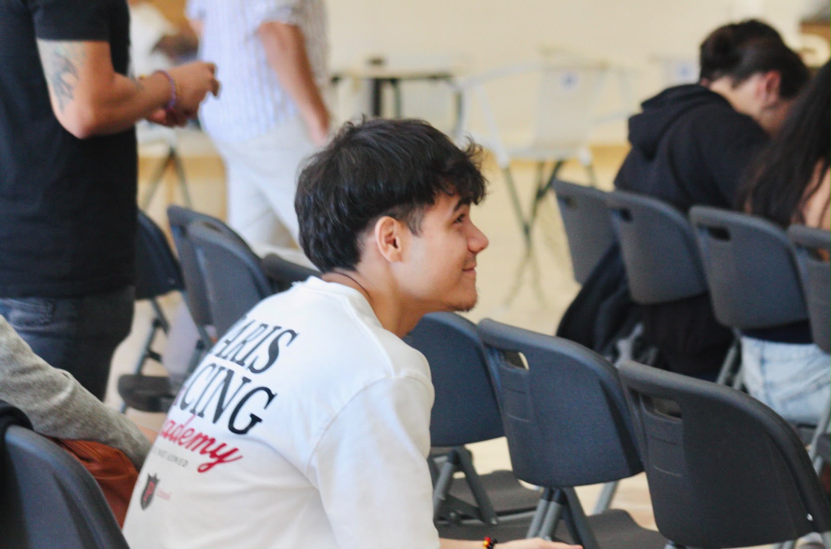 Un joven sonríe durante un encuentro de la iglesia